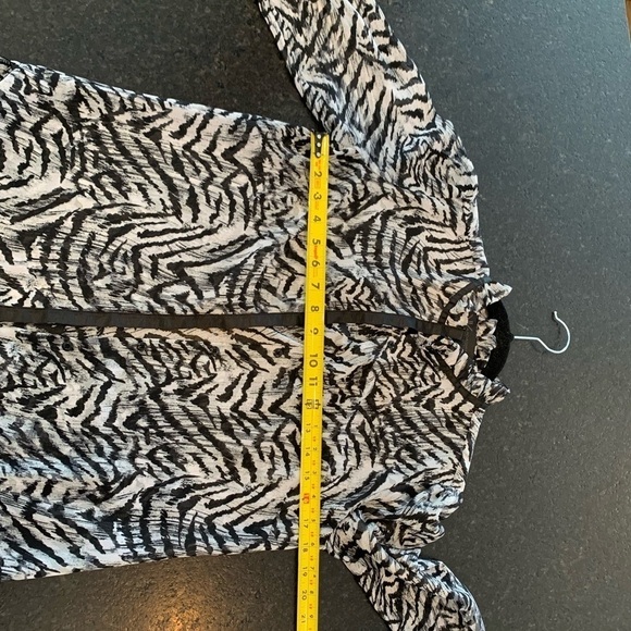 Kim Kardashian blouse - Picture 7 of 13